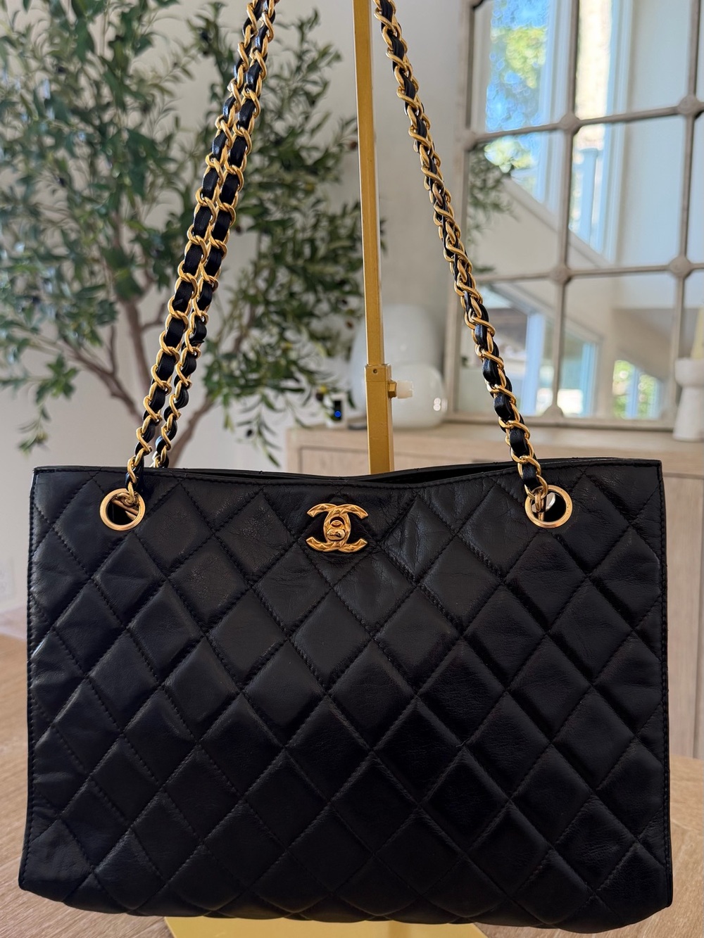 CHANEL Black Quilted Leather Shoulder Bag with Gold Chain